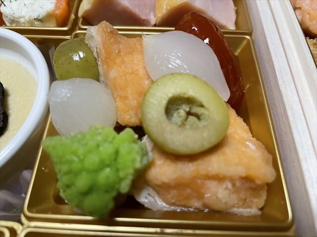 婦人画報おせち2022梅『サーモン南蛮漬け』実物写真